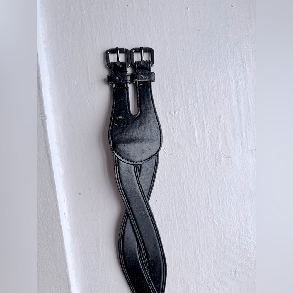 Double Buckle Twist Belt. Black.